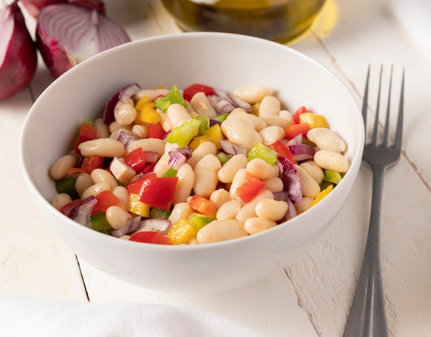 Photo gratuite mélange de salade de haricots vue élevée