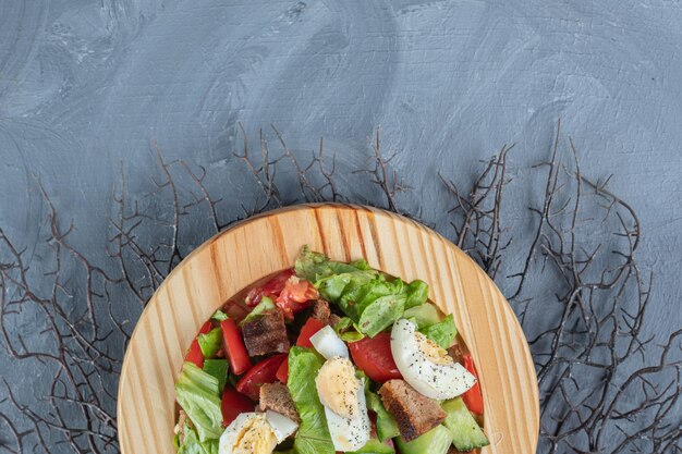 Mélange de salade de petit-déjeuner sur un tas de branches sur une table en marbre.