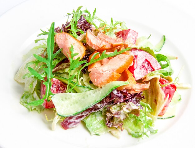 Mélange à salade avec saumon grillé