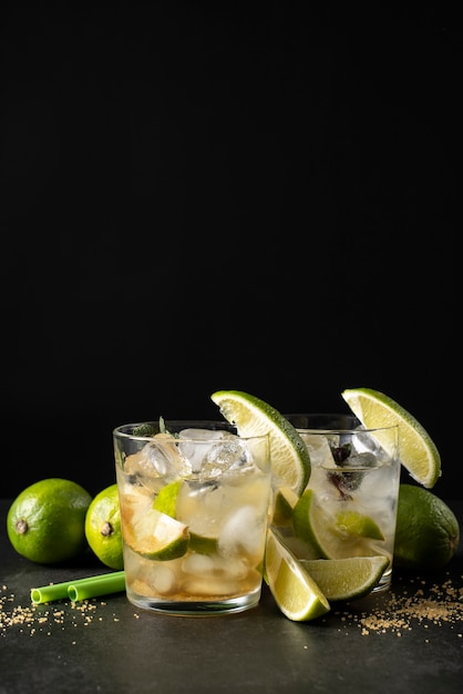 Mélange de verres à cocktail avec glace et citron vert