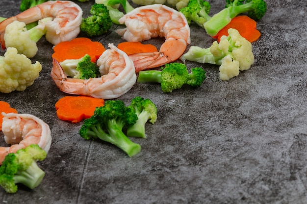 Photo gratuite mélanger les légumes frits avec les crevettes.