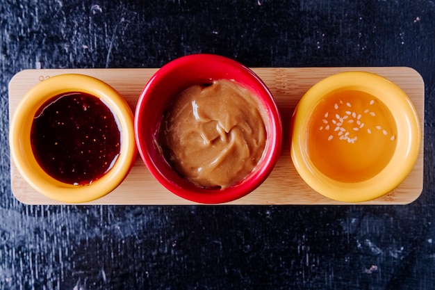 Photo gratuite mélanger les sauces confiture de fraise miel concentré lait vue de dessus