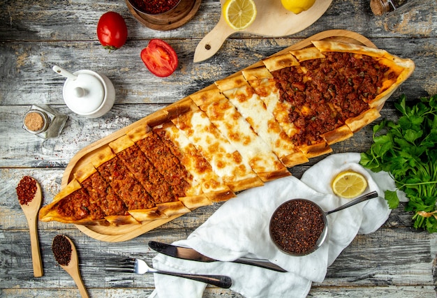 Mélanger la viande de pide et le fromage vue de dessus