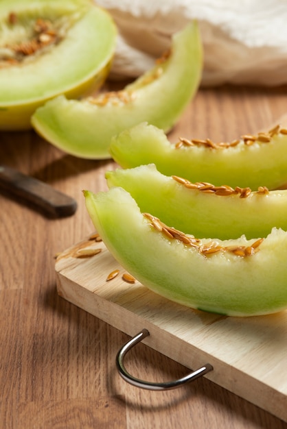 Photo gratuite melon à angle élevé sur planche de bois