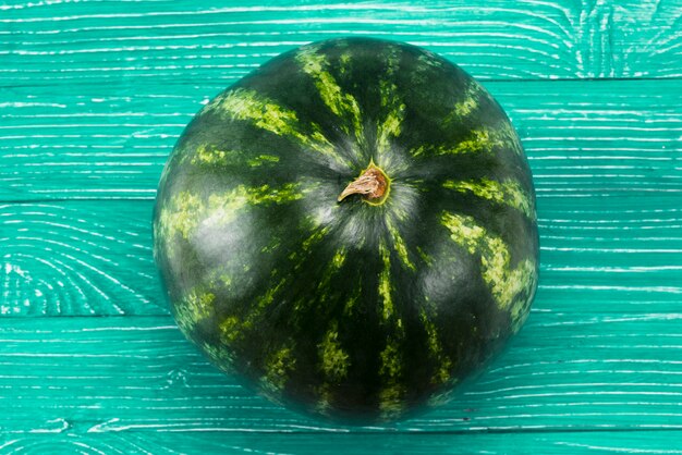 Melon d&#39;eau entier mûr sur fond vert