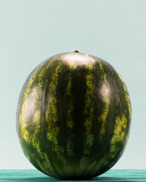 Melon d&#39;eau entier sucré sur fond bleu