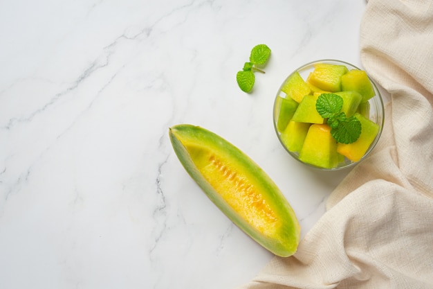 Melon frais, coupé en morceaux, mis dans un bol en verre