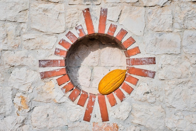 Melon turc juteux mûr dans une niche ronde sur une photo de mur de pierre blanche avec copie espace idée de publicité sur le marché des fruits biologiques Concept pour le fond ou l'article