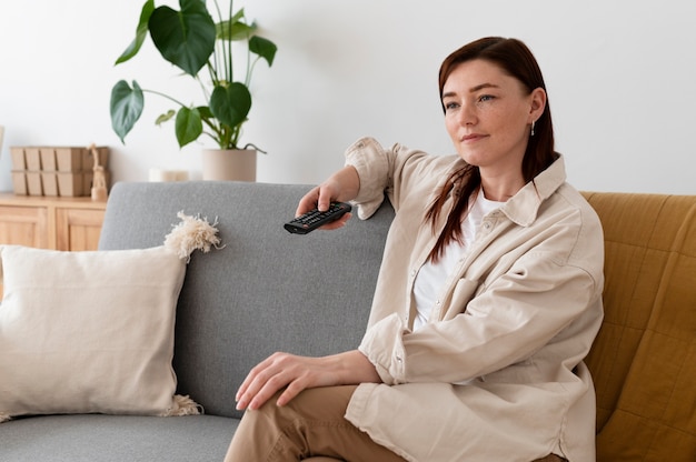 Membre de la famille regardant la télévision