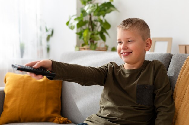 Membre de la famille regardant la télévision