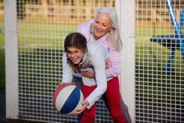 Les membres de la famille heureux de coup moyen jouent au jeu