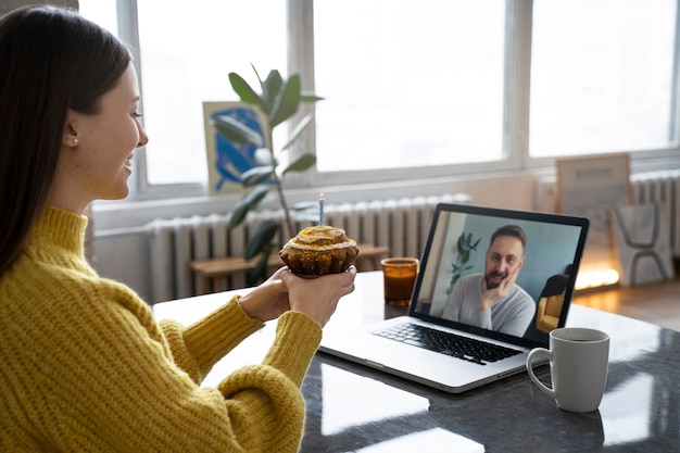 Photo gratuite membres de la famille parlant par appel vidéo