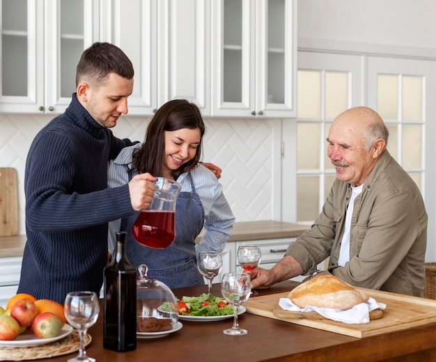 Les Membres De La Famille De Plan Moyen Dans La Cuisine