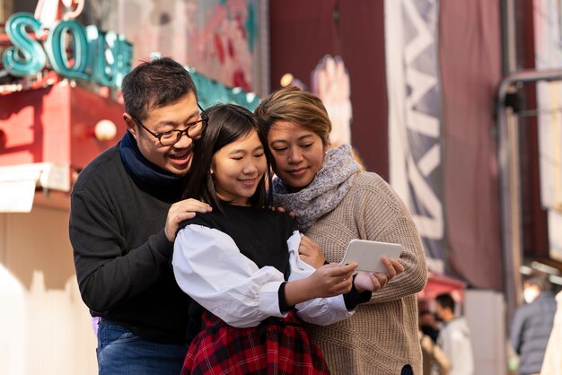 Membres de la famille à plan moyen prenant un selfie