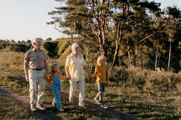 Membres de la famille en plein plan marchant ensemble