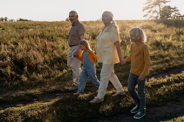 Photo gratuit membres de la famille en plein plan se tenant la main