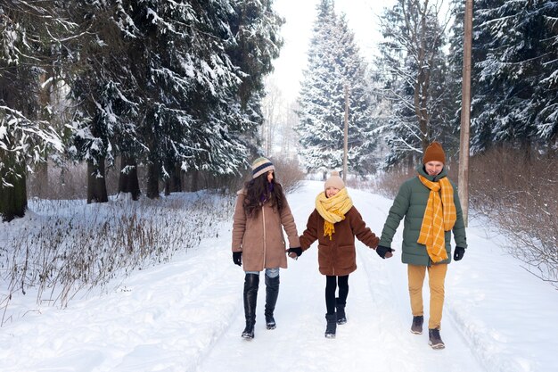 Membres de la famille en plein plan se tenant la main