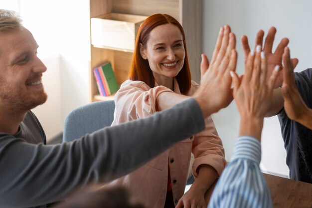 Membres d'un syndicat travaillant ensemble