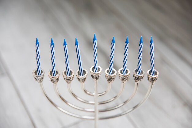 Menorah en argent avec des bougies