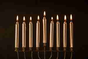 Photo gratuite menorah dorée avec des bougies enflammées