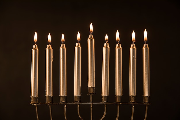 Menorah dorée avec des bougies enflammées