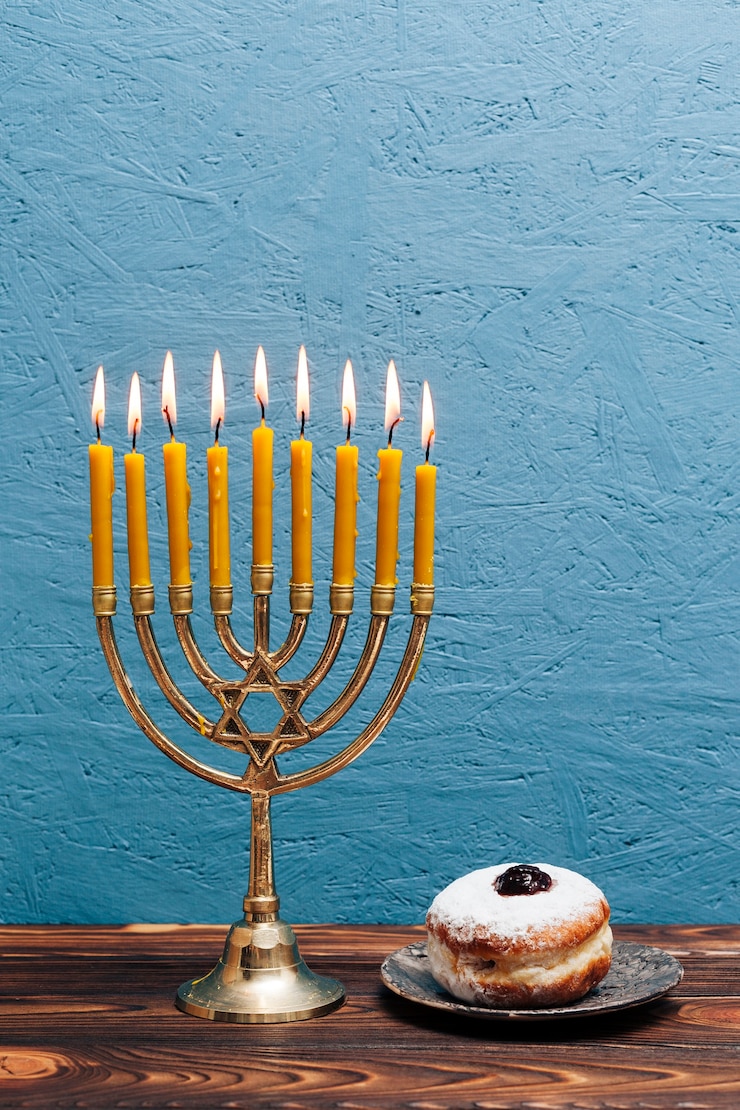 Photo gratuit menorah hébraïque avec beignet délicieux