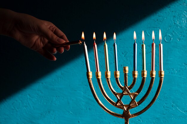 Menorah traditionnelle de hanukkah avec des bougies