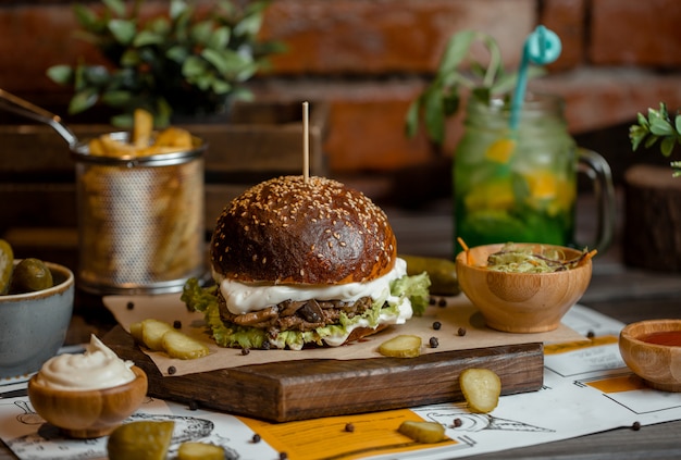 Menu Burger avec une variété de turshu mariné