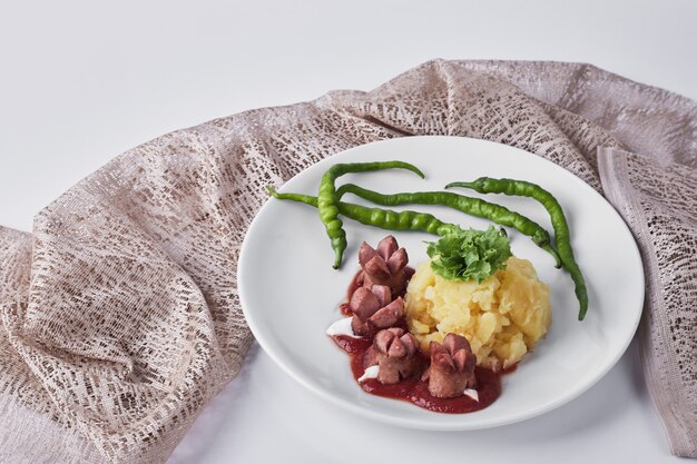 Menu du dîner avec saucisses frites, purée de pommes de terre et haricots.