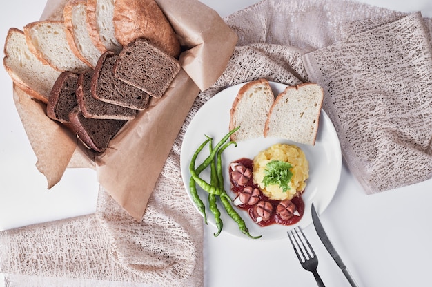 Menu du dîner avec tranches de pain, vue du dessus.