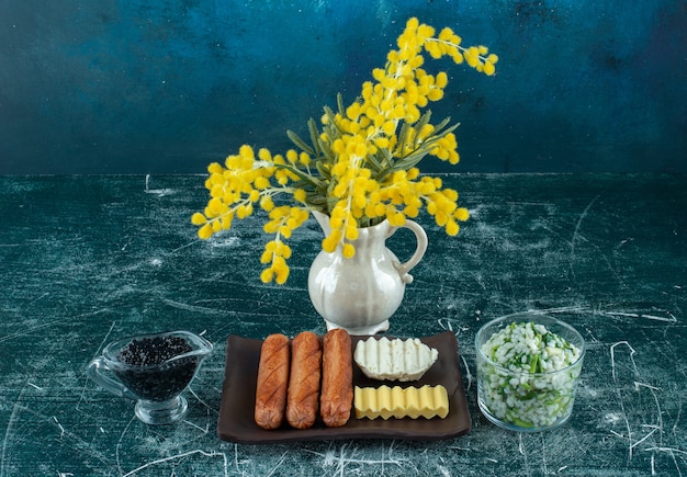 Photo gratuite menu du petit-déjeuner avec risotto, caviar et accompagnements. photo de haute qualité