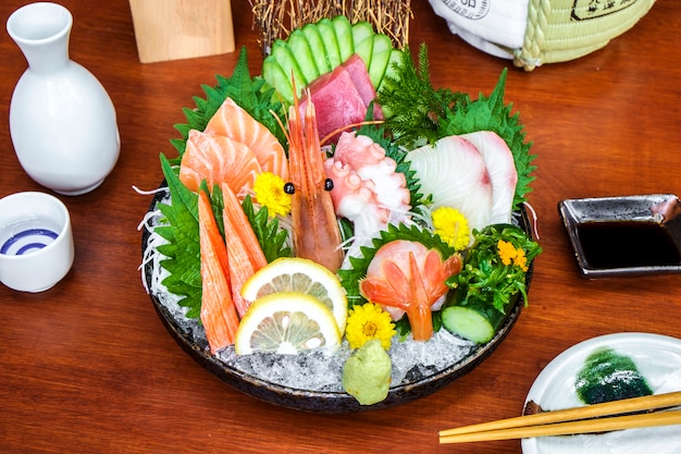 Photo gratuite menu de poisson cru sashimi