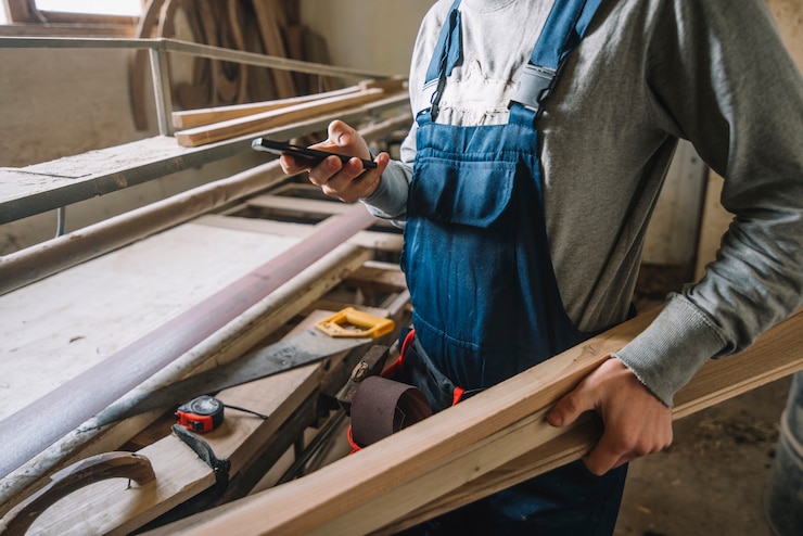 Photo gratuit menuisier dans son atelier