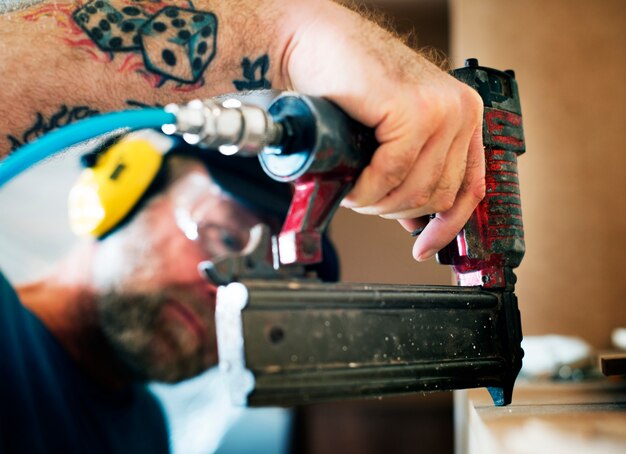 Menuisier menuisier travaillant pour la rénovation de la maison