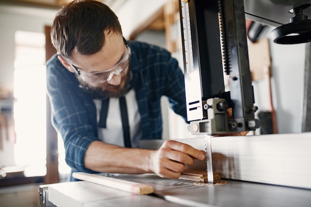 Menuisier professionnel travaillant avec une machine à scier