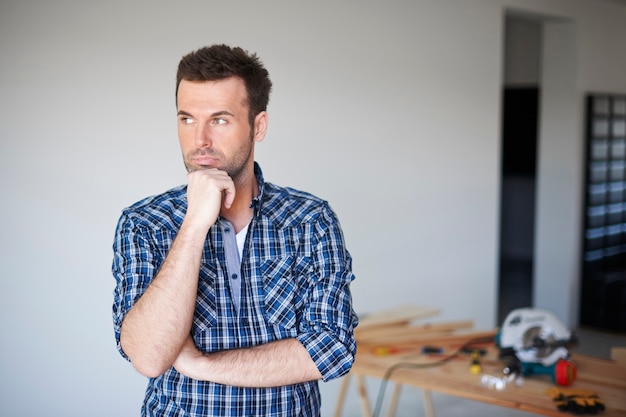 Menuisier Travaillant Dans Une Maison Et Pensant