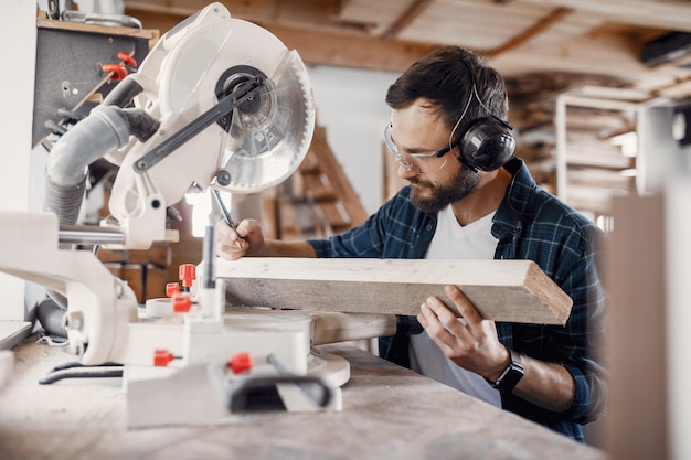 Photo gratuite menuisier travaillant avec une scie circulaire