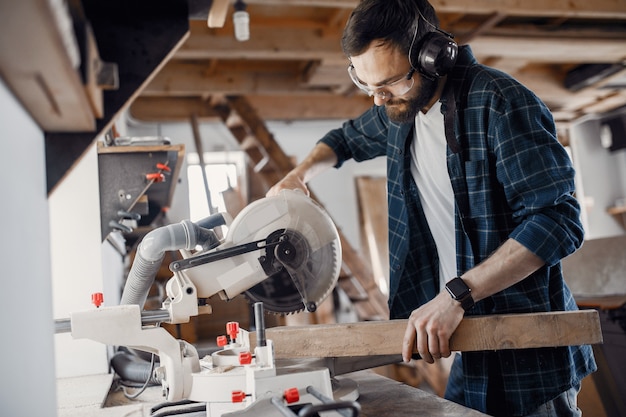 Menuisier travaillant avec une scie circulaire