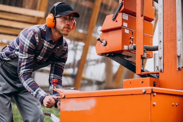 Menuisier travaillant sur une scierie sur une fabrication de bois