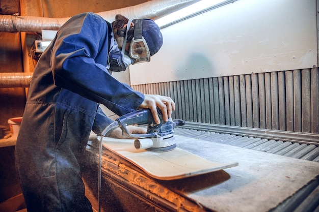 Menuisier utilisant une scie circulaire pour couper des planches en bois. Détails de construction de travailleur masculin ou homme à tout faire avec des outils électriques