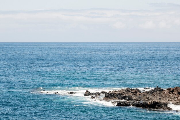 Mer bleue avec littoral rocheux