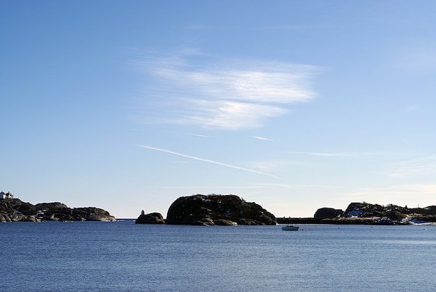 Mer bleue à Stavern, Norvège avec des rochers en arrière-plan