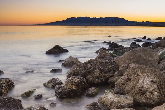 Mer calme couvrant les rochers