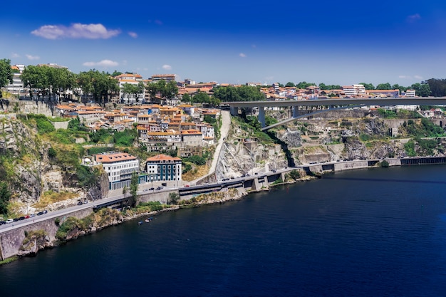 Photo gratuite mer entourée de bâtiments et de verdure à porto sous la lumière du soleil au portugal