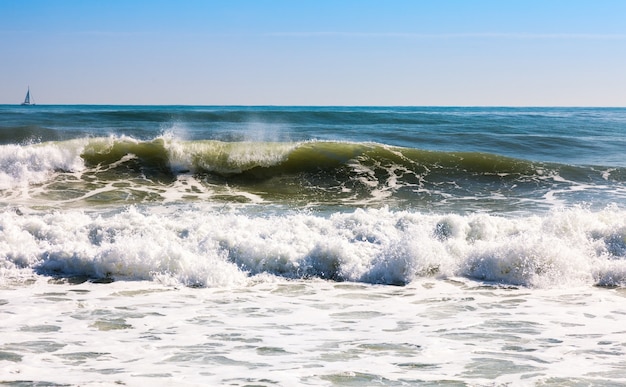 Mer en journée ensoleillée