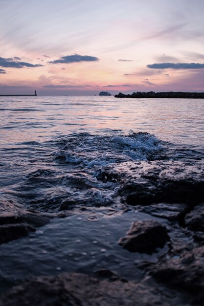 mer magnifique sous un ciel rose