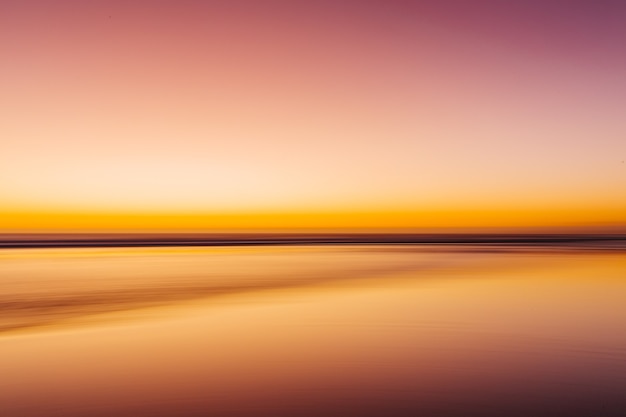 Mer Pendant Un Coucher De Soleil Coloré Avec Un Effet De Mouvement - Une Image Cool Pour Les Fonds D'écran Et Les Arrière-plans