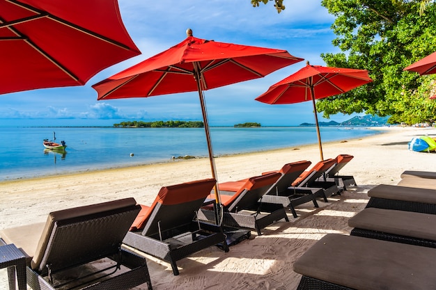 Photo gratuite mer tropicale en plein air de plage tropicale avec chaise de parasol et terrasse de salon autour de là sur le ciel bleu de nuage blanc