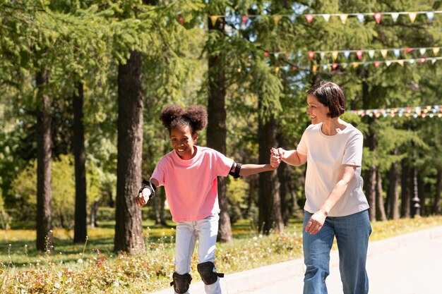 Mère adoptive passant du temps avec sa fille