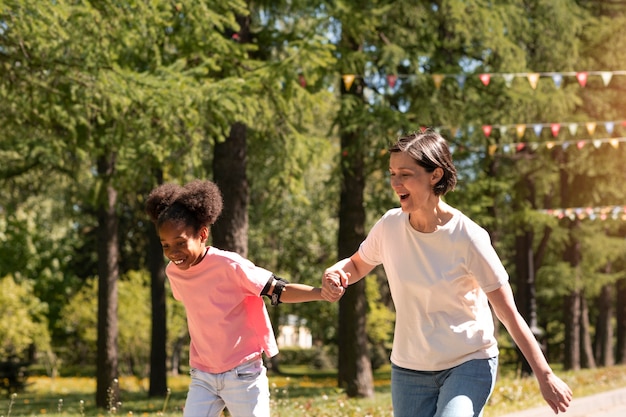 Mère adoptive passant du temps avec sa fille